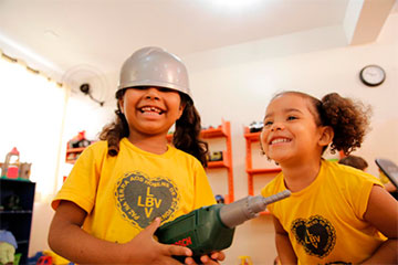Meninas alunas da LBV brincando meninas brincando